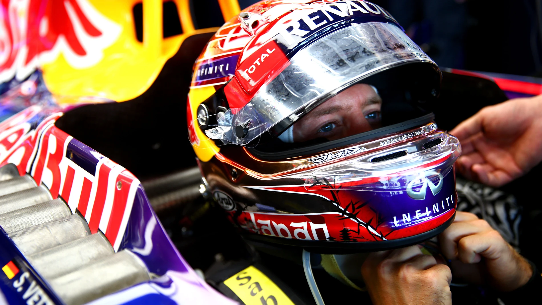 Vettel se coloca el casco