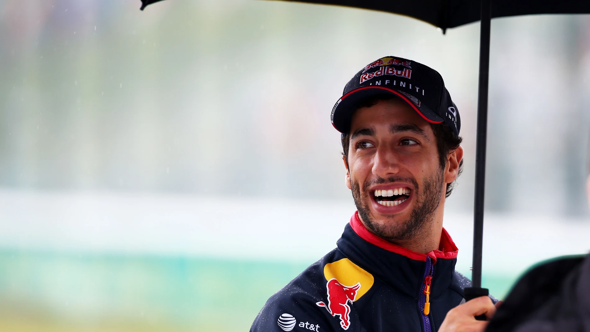 Ricciardo, sonriente pese a la lluvia