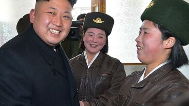 Kim Jong-un se quita la insignia con la imagen de su dinastía en un gesto de individualismo
