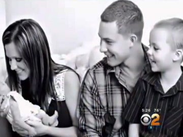 Ashley Bridges con su recién nacido y su otro hijo. Ashley Bridges con su recién nacido y su otro hijo.