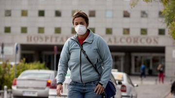 Una mujer lleva una máscara para protegerse de posibles contagios