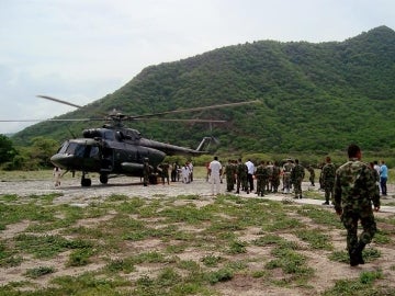 El ejército de Colombia asiste a los indígenas heridos.