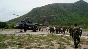 El ejército de Colombia asiste a los indígenas heridos.