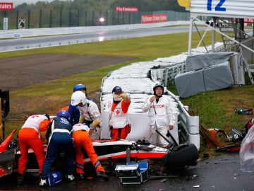 Jules Bianchi atendido en el lugar del accidente en el GP de Japón