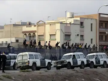 Decenas de inmigrantes protagonizan un nuevo intento de entrada a Melilla Decenas de inmigrantes protagonizan un nuevo intento de entrada a Melilla