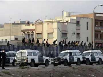 Decenas de inmigrantes protagonizan un nuevo intento de entrada a Melilla Decenas de inmigrantes protagonizan un nuevo intento de entrada a Melilla