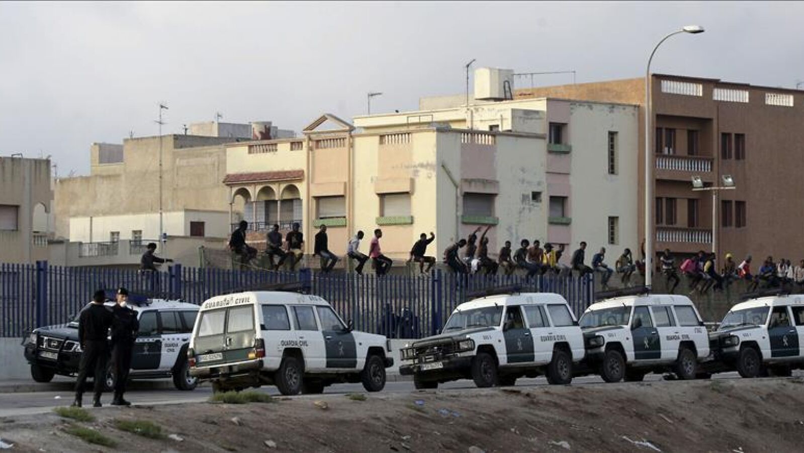 Más de 300 inmigrantes protagonizan un nuevo intento de salto a la valla de Melilla