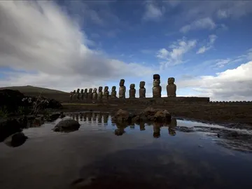 Vista de Moais del Ahu Tongariki en la Isla de Pacua (Chile). Vista de Moais del Ahu Tongariki en la Isla de Pacua (Chile).
