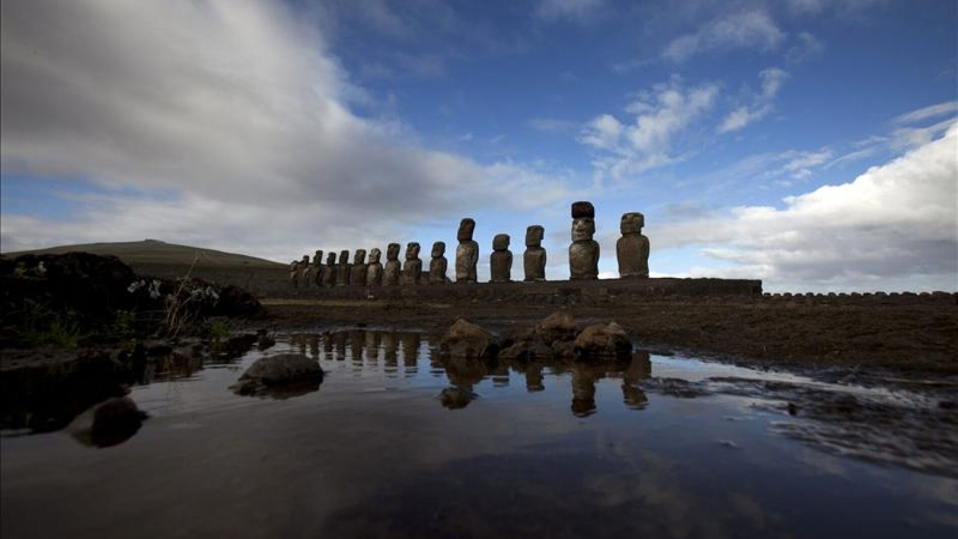  Vista de Moais del Ahu Tongariki en la Isla de Pacua (Chile). 