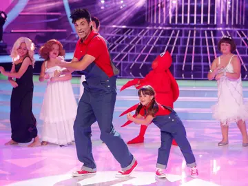 Luis Larrodera y su hija Marina imitan a Cantajuegos Luis Larrodera y su hija Marina imitan a Cantajuegos