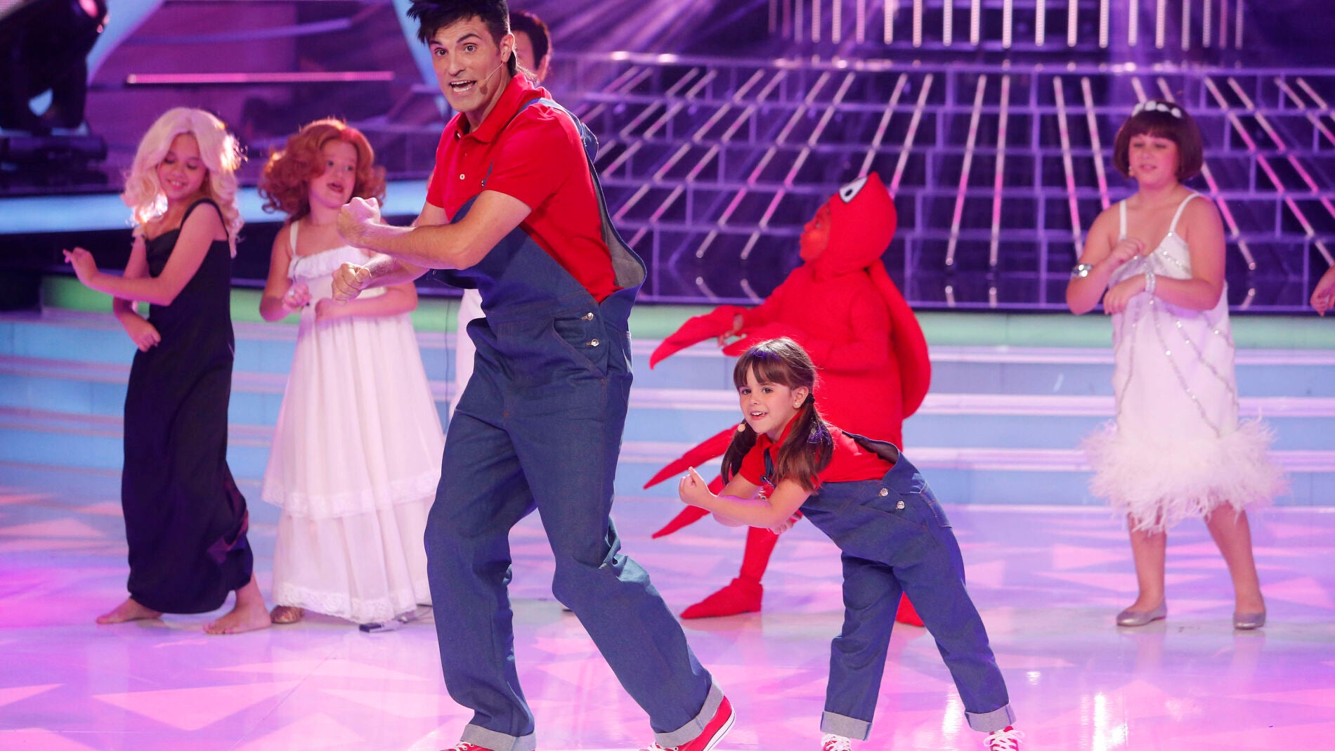 Luis Larrodera y su hija Marina imitan a Cantajuegos