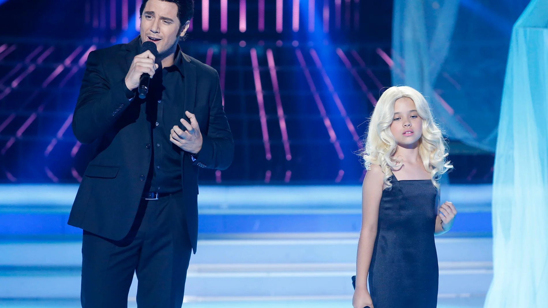 Daniel Diges y Julia imitan a Alejandro Fernández y Christina Aguilera en Tu cara me suena Mini