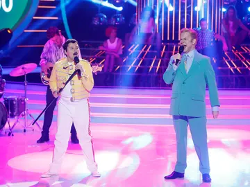 Santiago Segura y Unax imitan a Freddy Mercury y David Bowie en Tu cara me suena Mini Santiago Segura y Unax imitan a Freddy Mercury y David Bowie en Tu cara me suena Mini