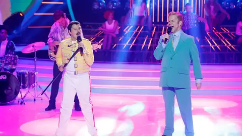 Santiago Segura y Unax imitan a Freddy Mercury y David Bowie en Tu cara me suena Mini Santiago Segura y Unax imitan a Freddy Mercury y David Bowie en Tu cara me suena Mini