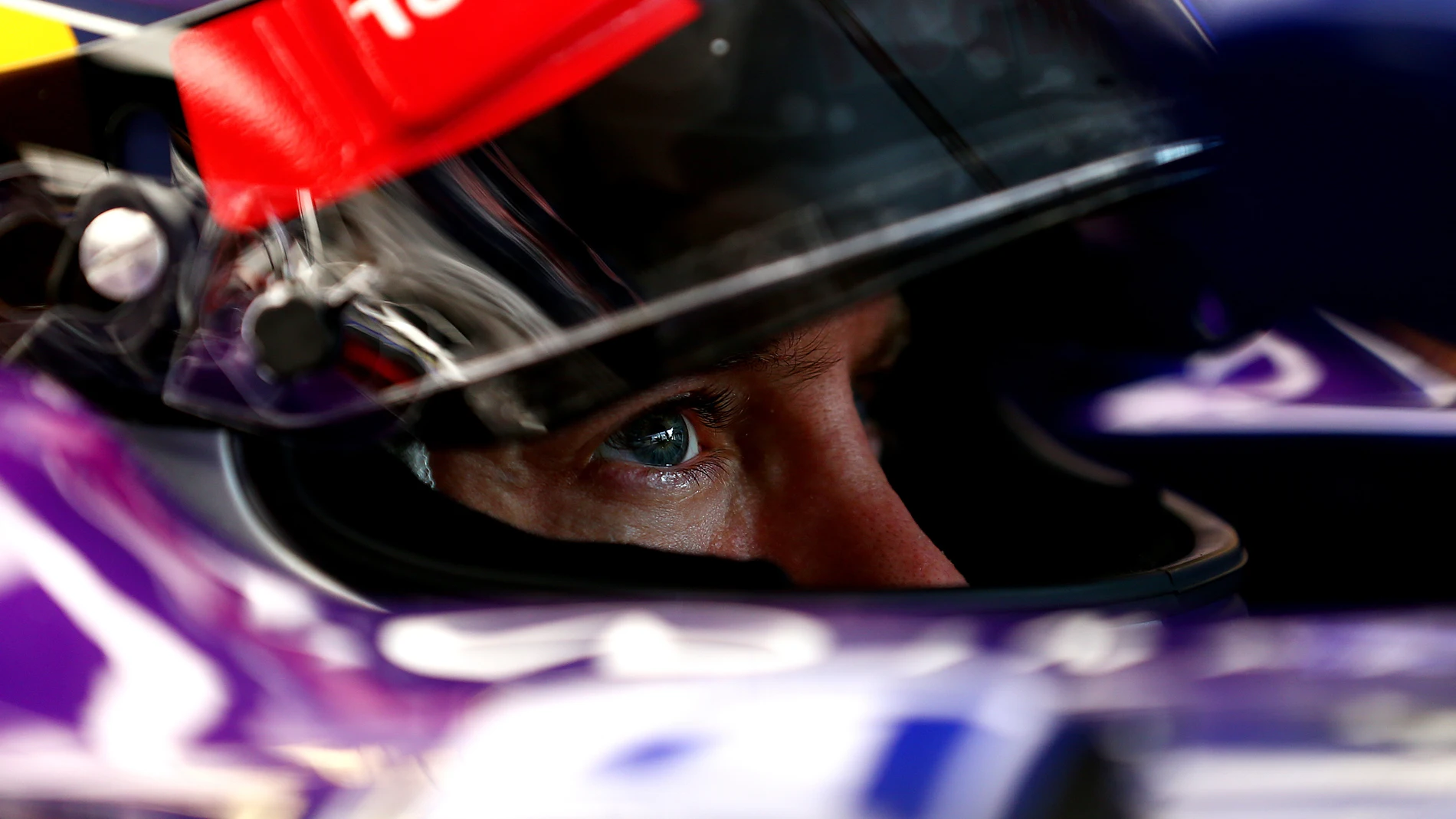 Vettel espera en el garaje