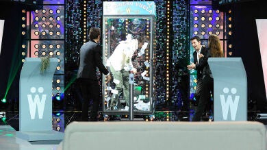 'El dinero vuela' en 'Los viernes al show' con Melendi