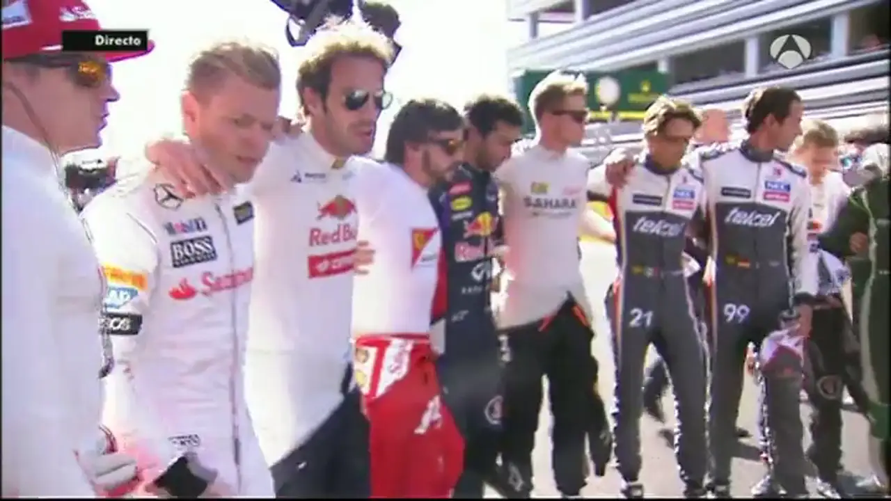 Los pilotos homenajean a Bianchi en la recta de meta