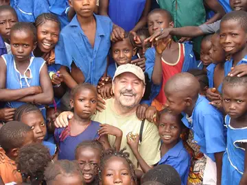 Un misionero posa junto a varios niños en Sierra Leona Un misionero posa junto a varios niños en Sierra Leona