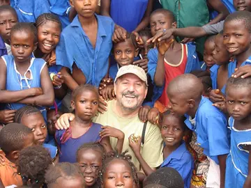 Un misionero posa junto a varios niños en Sierra Leona Un misionero posa junto a varios niños en Sierra Leona