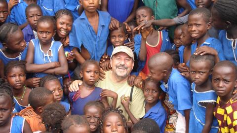 Un misionero posa junto a varios ni&ntilde;os en Sierra Leona