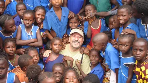 Un misionero posa junto a varios niños en Sierra Leona Un misionero posa junto a varios niños en Sierra Leona