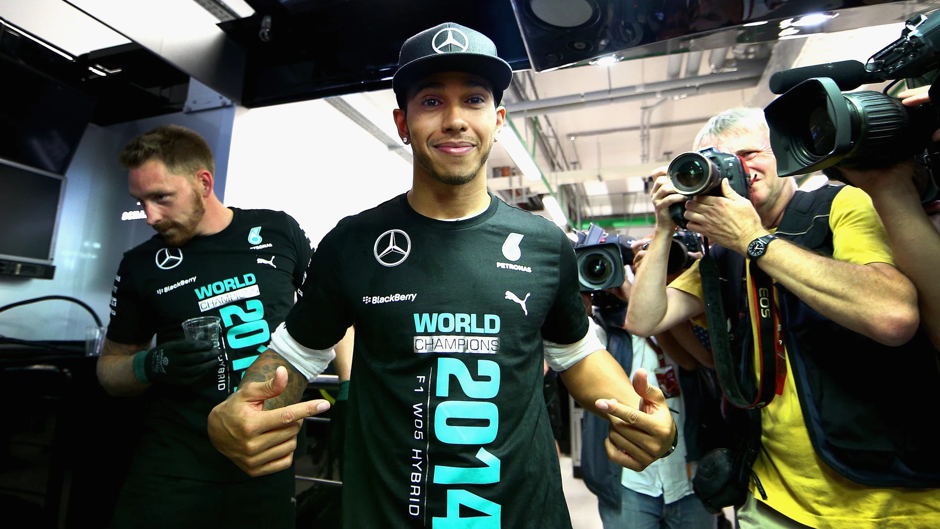 Lewis Hamilton celebra el campeonato de constructores de Mercedes en 2014