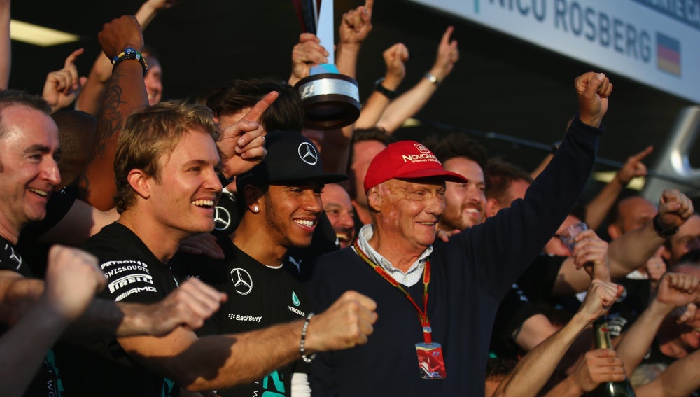 Rosberg, Hamilton y Lauda celebran el título con el resto del equipo