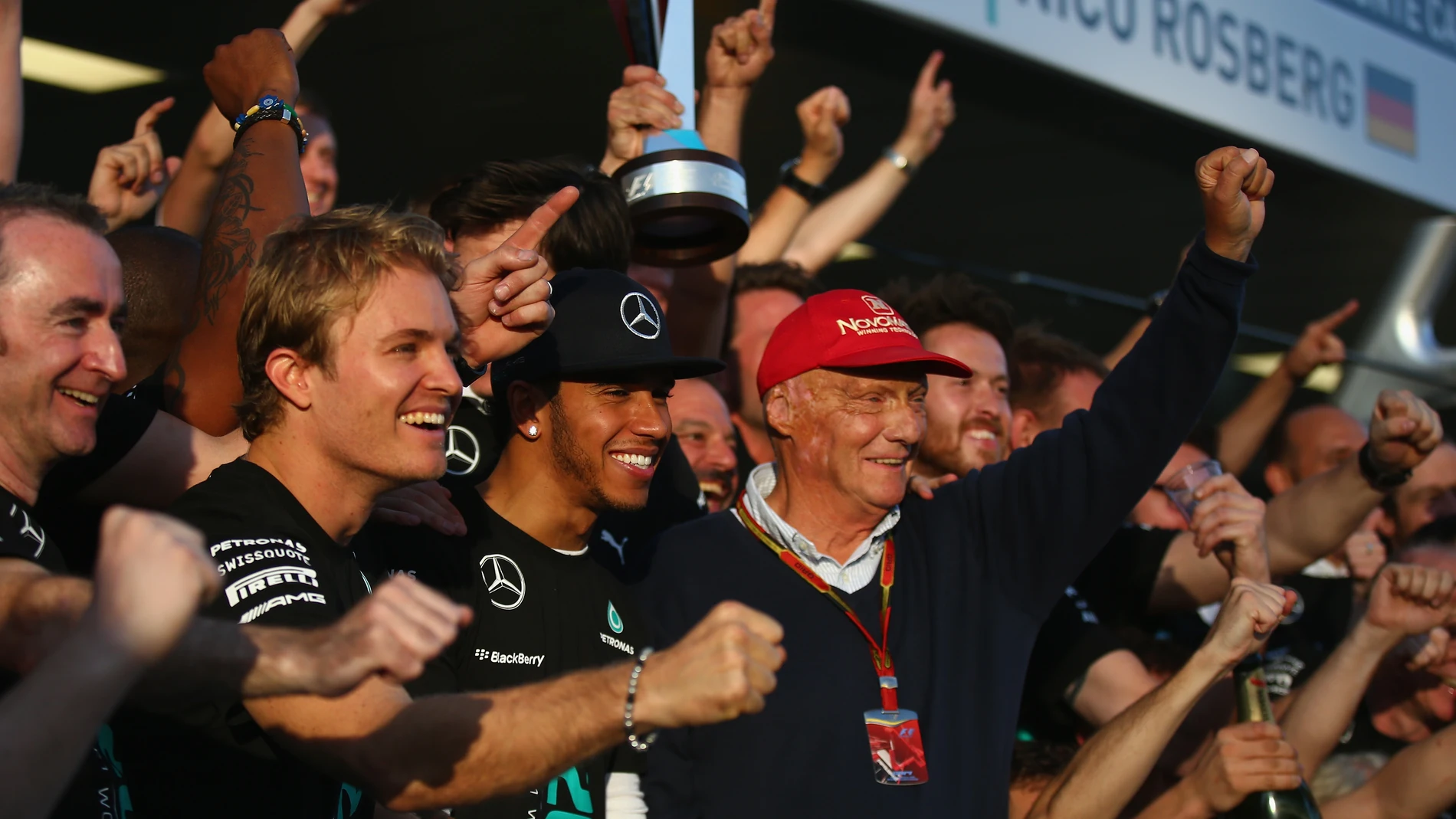 Rosberg, Hamilton y Lauda celebran el título con el resto del equipo