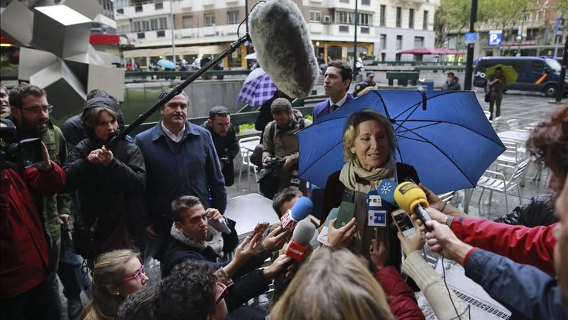 Aguirre asegura que Podemos no quiere un acuerdo, sino 100.000 euros que no va a pagar Aguirre asegura que Podemos no quiere un acuerdo, sino 100.000 euros que no va a pagar