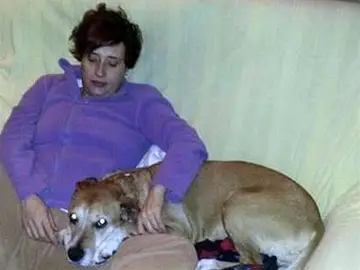 Teresa Romero junto a su perro, Excalibur Teresa Romero junto a su perro, Excalibur