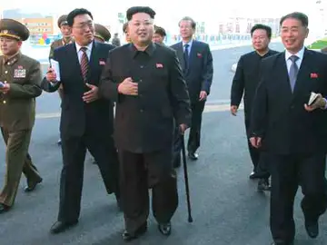 Fotografía del periódico 'Rodong Sinmun' que muestra a Kim Jong-un apoyado en un bastón. Fotografía del periódico 'Rodong Sinmun' que muestra a Kim Jong-un apoyado en un bastón.