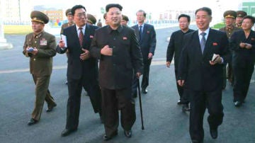 Fotografía del periódico 'Rodong Sinmun' que muestra a Kim Jong-un  apoyado en un bastón.