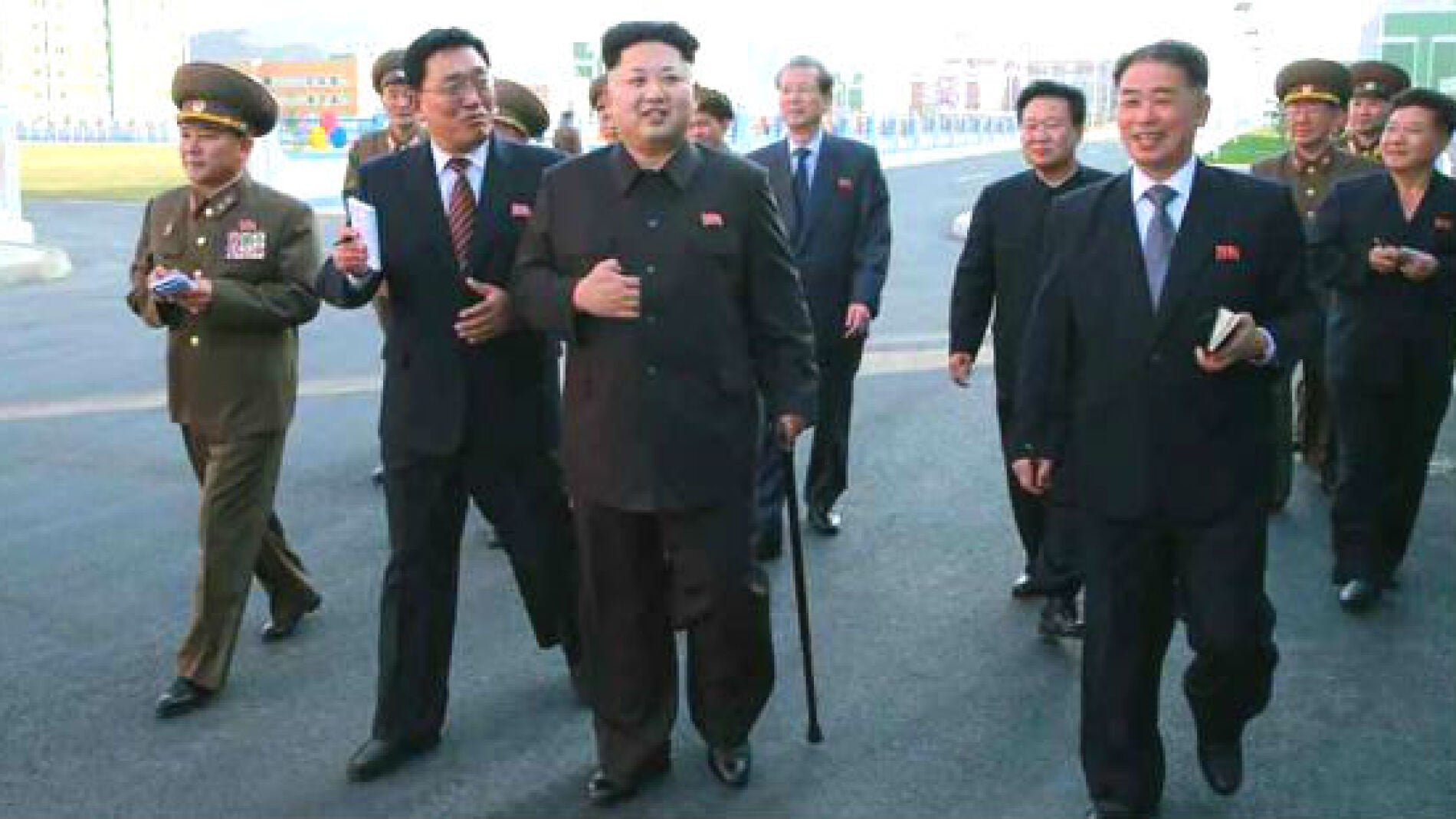 Fotograf&iacute;a del peri&oacute;dico 'Rodong Sinmun' que muestra a Kim Jong-un apoyado en un bast&oacute;n.