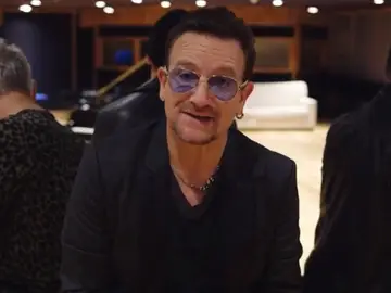 Bono en una imagen del vídeo Bono en una imagen del vídeo