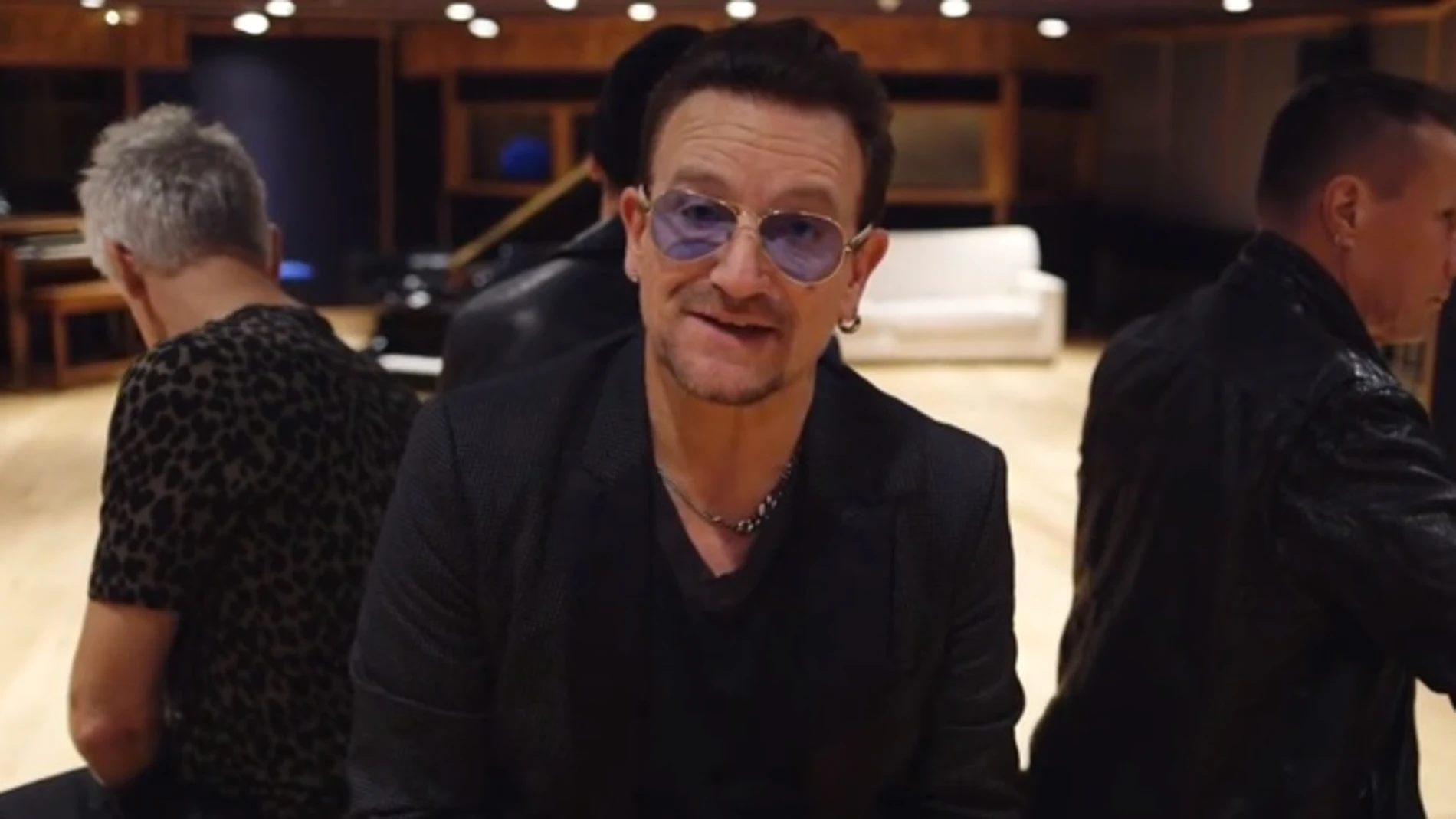 Bono en una imagen del vídeo Bono en una imagen del vídeo