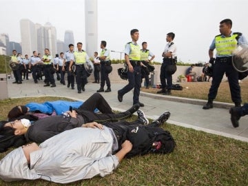 Activistas prodemocráticos descansan ante las autoridades.