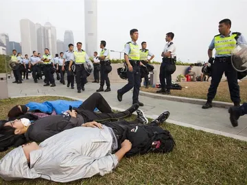 Activistas prodemocráticos descansan ante las autoridades. Activistas prodemocráticos descansan ante las autoridades.