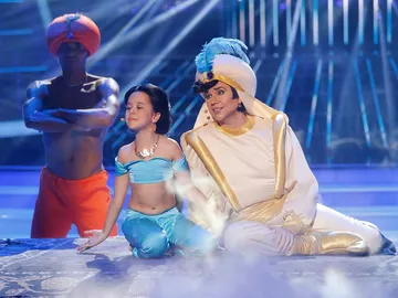 Santiago Segura y Julia imitan a Aladdin y Jasmine en Tu cara me suena Mini Santiago Segura y Julia imitan a Aladdin y Jasmine en Tu cara me suena Mini