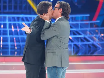 Ángel Llácer besa a Manel Fuentes en Tu cara me suena Mini Ángel Llácer besa a Manel Fuentes en Tu cara me suena Mini