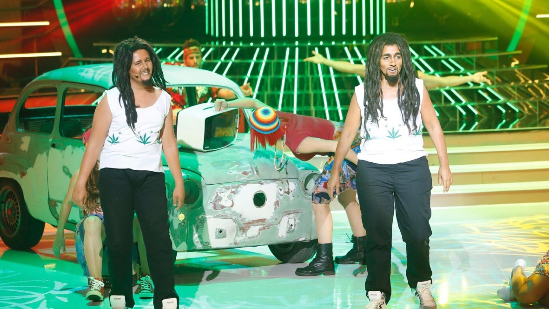 Llum Barrera y Unax imitan a Bob Marley en Tu cara me suena Mini