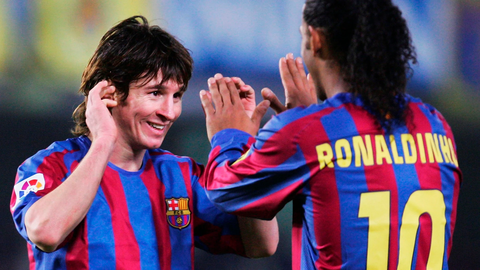 Messi celebra un gol con Ronaldinho Messi celebra un gol con Ronaldinho