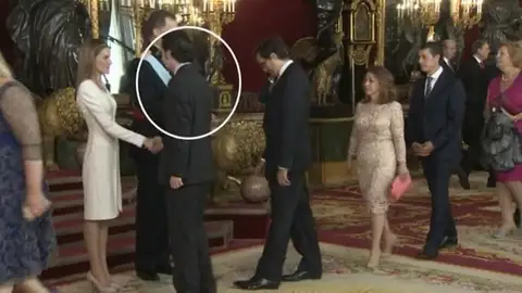 Francisco Nicolás en el besamanos tras la proclamación del Rey Francisco Nicolás en el besamanos tras la proclamación del Rey