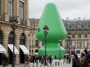Escultura de Paul McCarthy en la Plaza Vendome de París