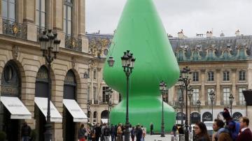 Escultura de Paul McCarthy en la Plaza Vendome de París