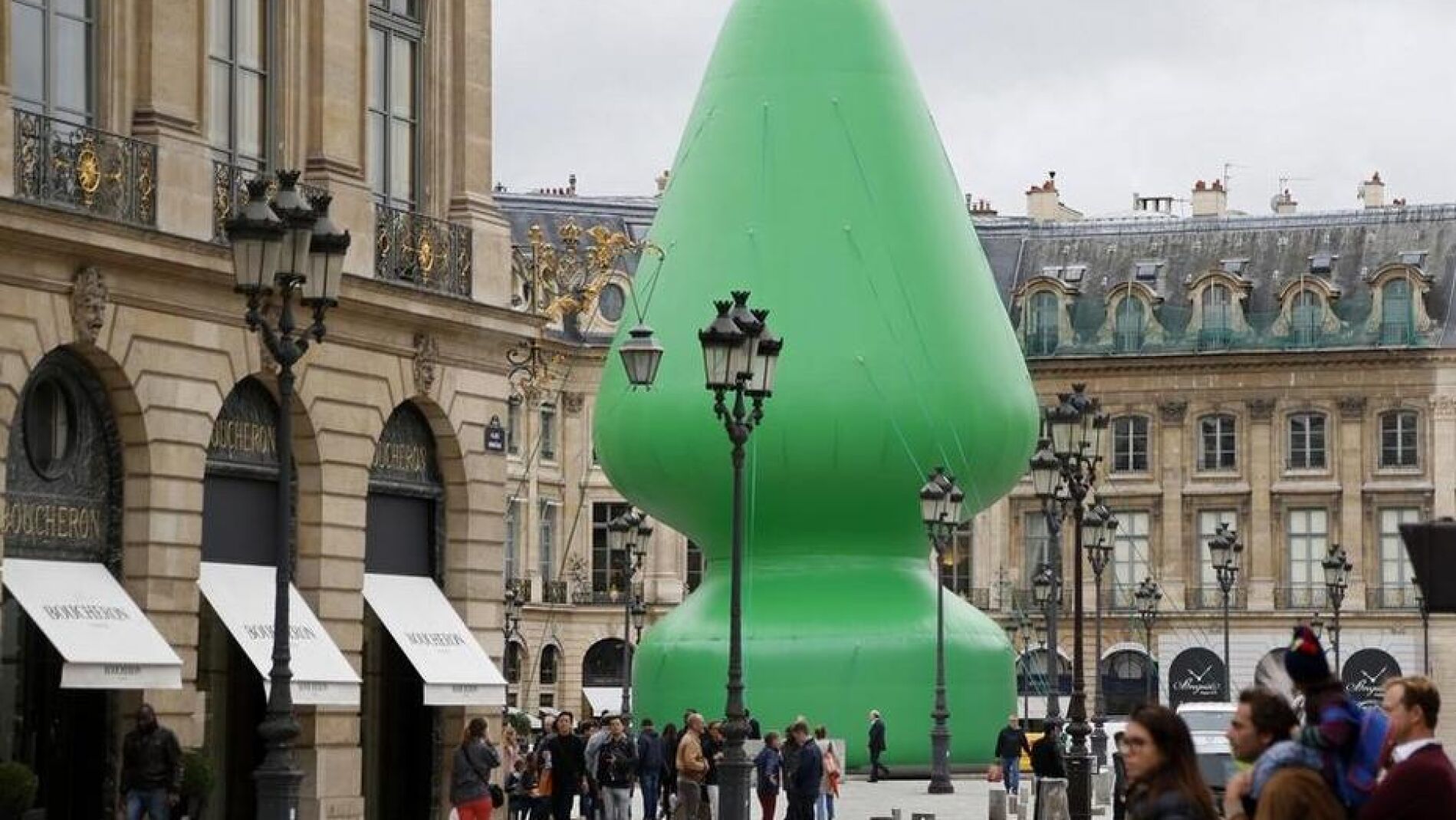 Escultura de Paul McCarthy en la Plaza Vendome de Par&iacute;s