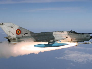 Un avión modelo MIG 21