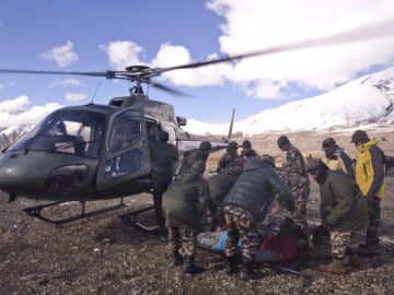 Fotografía facilitada por el ejército nepalí de un rescate