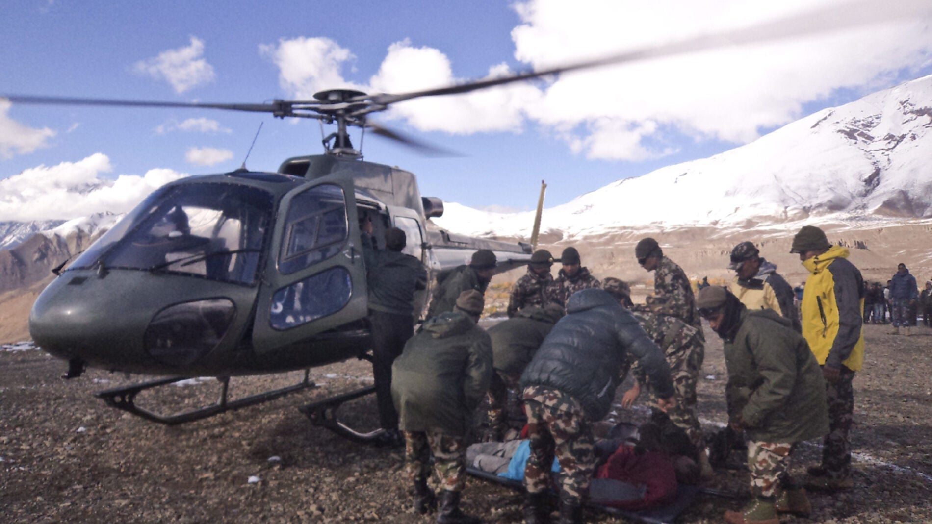 Fotograf&iacute;a facilitada por el ej&eacute;rcito nepal&iacute; de un rescate