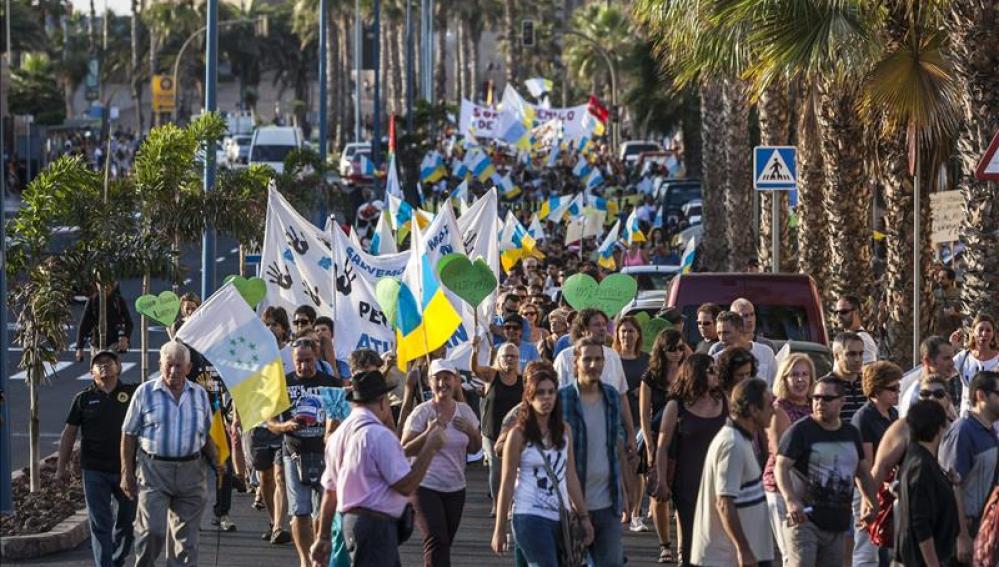 Miles de personas piden en Canarias su derecho a decidir sobre el petróleo