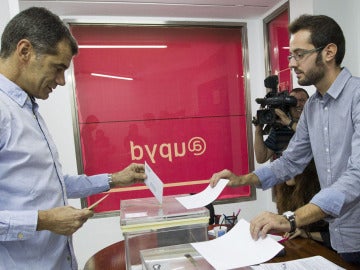 Toni Cantó vota en las primarias de UPyD para la Comunidad Valenciana